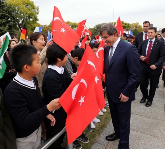 BAKAN DAVUTOĞLU'NA JAPONYA'DA SEVGİ SELİ 65