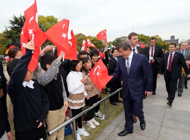 BAKAN DAVUTOĞLU'NA JAPONYA'DA SEVGİ SELİ 66