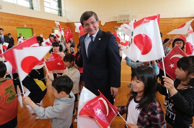 BAKAN DAVUTOĞLU'NA JAPONYA'DA SEVGİ SELİ 7