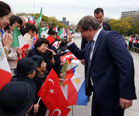 BAKAN DAVUTOĞLU'NA JAPONYA'DA SEVGİ SELİ 70