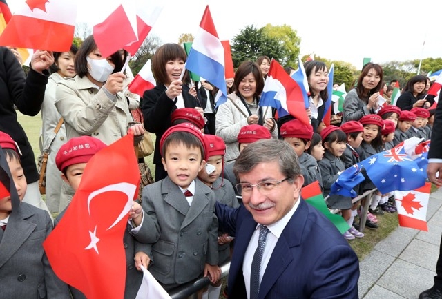 BAKAN DAVUTOĞLU'NA JAPONYA'DA SEVGİ SELİ 72