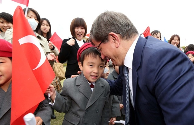 BAKAN DAVUTOĞLU'NA JAPONYA'DA SEVGİ SELİ 73
