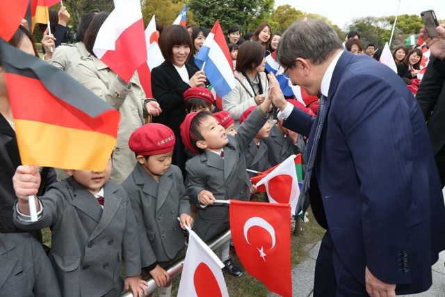 BAKAN DAVUTOĞLU'NA JAPONYA'DA SEVGİ SELİ 75