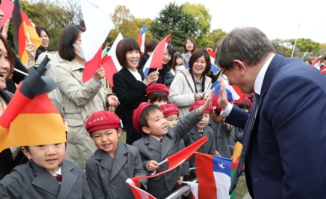 BAKAN DAVUTOĞLU'NA JAPONYA'DA SEVGİ SELİ 76