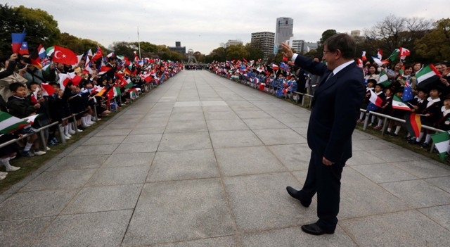 BAKAN DAVUTOĞLU'NA JAPONYA'DA SEVGİ SELİ 79