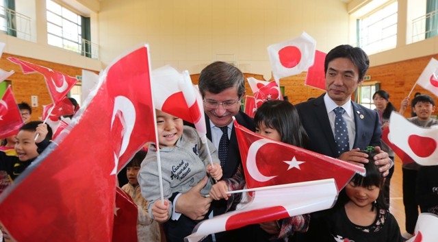 BAKAN DAVUTOĞLU'NA JAPONYA'DA SEVGİ SELİ 9