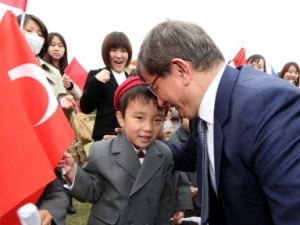 BAKAN DAVUTOĞLU'NA JAPONYA'DA SEVGİ SELİ