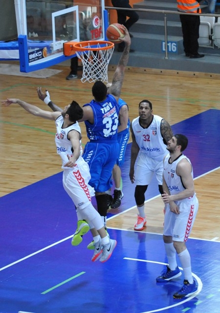 UŞAK SPORTİF: 91- TORKU SELÇUK ÜNİV: 78 17