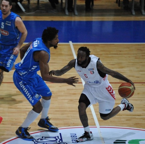 UŞAK SPORTİF: 91- TORKU SELÇUK ÜNİV: 78 6