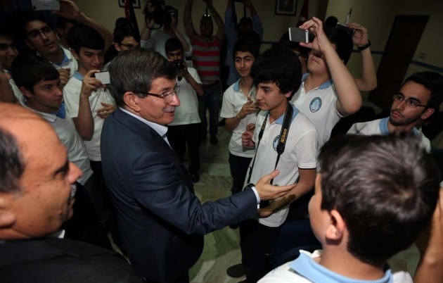 Davutoğlu'dan yemekhane 'selfie'si 1