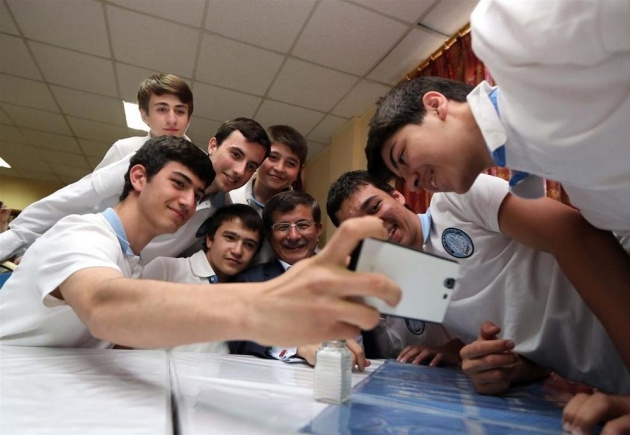 Davutoğlu'dan yemekhane 'selfie'si 2