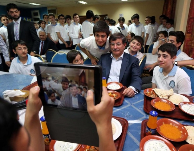 Davutoğlu'dan yemekhane 'selfie'si 4
