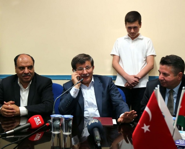 Davutoğlu'dan yemekhane 'selfie'si 5