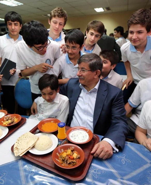Davutoğlu'dan yemekhane 'selfie'si 6