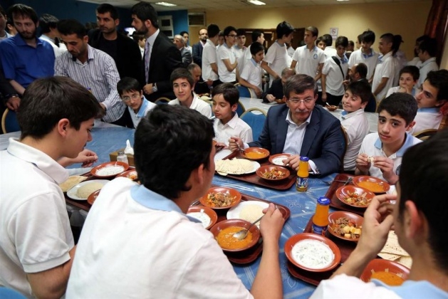 Davutoğlu'dan yemekhane 'selfie'si 7
