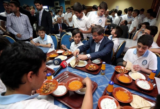 Davutoğlu'dan yemekhane 'selfie'si 9