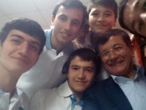 Davutoğlu'dan yemekhane 'selfie'si
