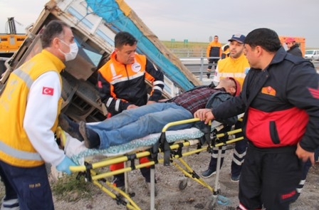 KANALA DÜŞEN KAMYONDAN İNANILMAZ KURTULUŞ 10