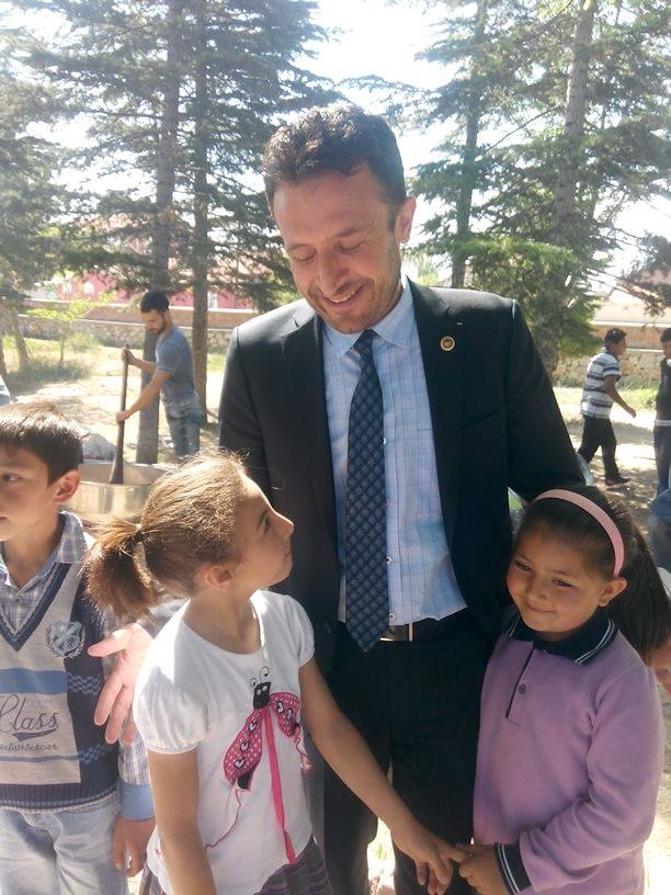 BAŞKAN YERİNDE DURAMIYOR 11