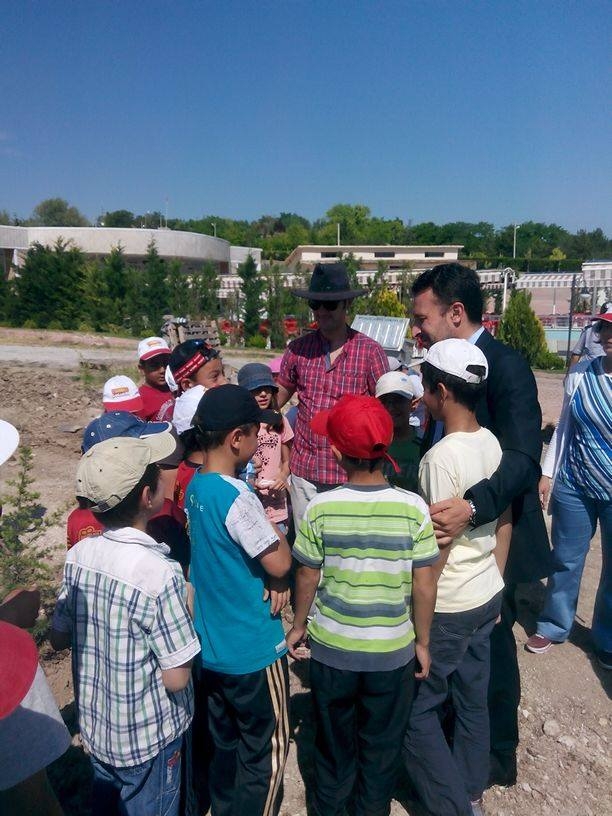 BAŞKAN YERİNDE DURAMIYOR 8