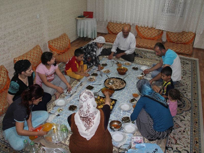 ONLAR İLK İFTARINI BÖYLE AÇTILAR 1