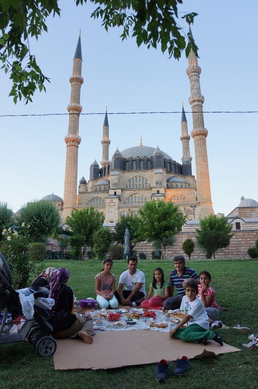 ONLAR İLK İFTARINI BÖYLE AÇTILAR 10