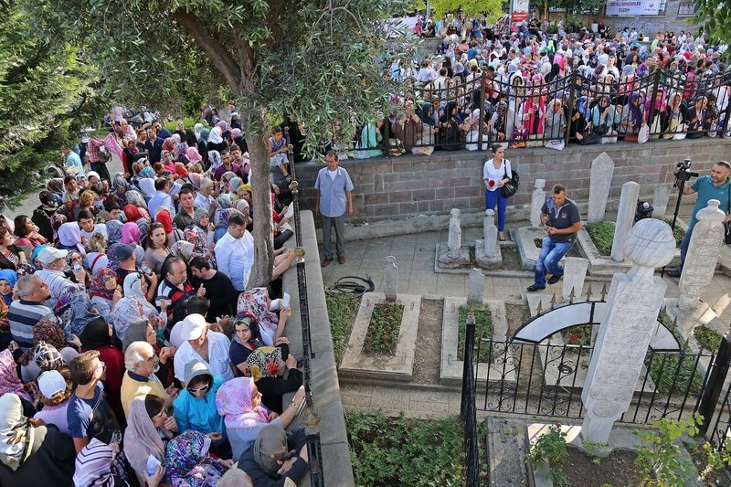 ONLAR İLK İFTARINI BÖYLE AÇTILAR 12