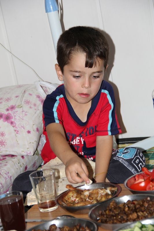 ONLAR İLK İFTARINI BÖYLE AÇTILAR 3