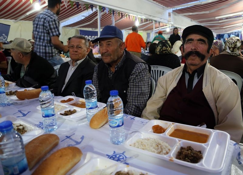 ONLAR İLK İFTARINI BÖYLE AÇTILAR 6