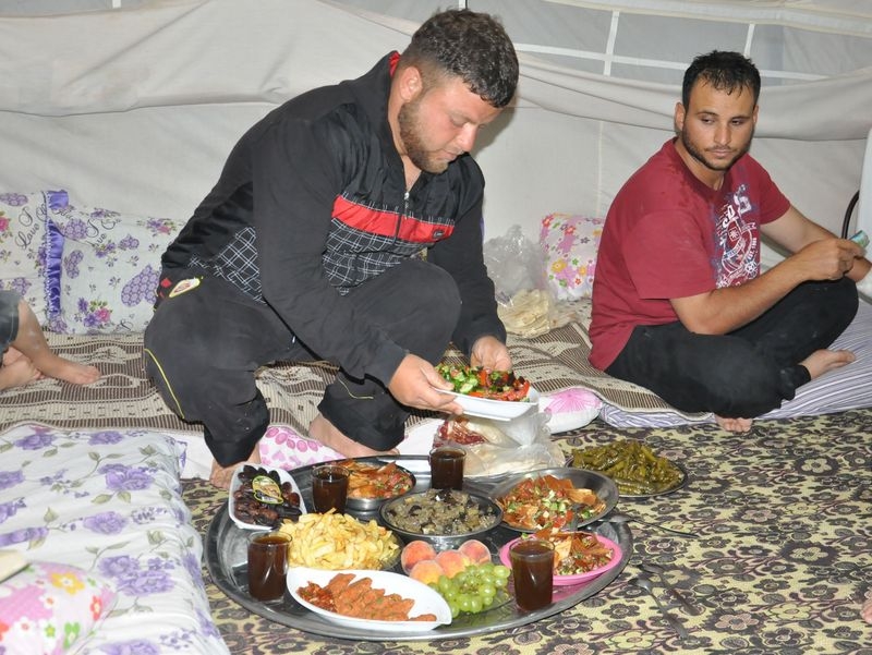 ONLAR İLK İFTARINI BÖYLE AÇTILAR 7