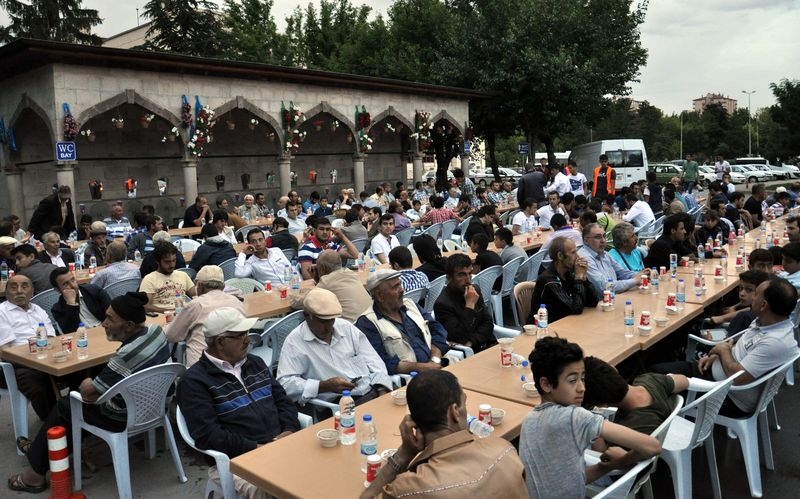 ONLAR İLK İFTARINI BÖYLE AÇTILAR 8