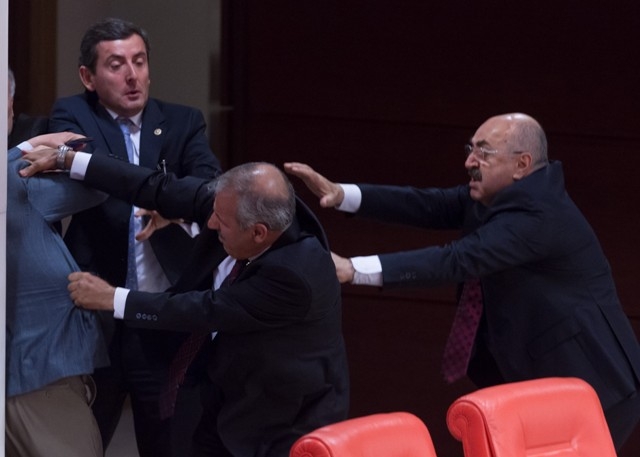 TBMM'Yİ RİNGE ÇEVİRDİLER