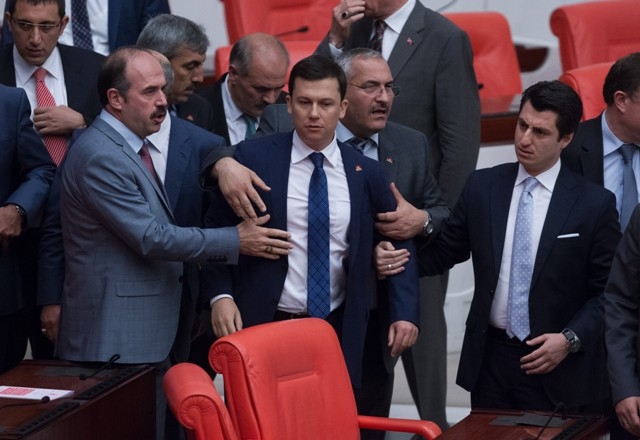 TBMM'Yİ RİNGE ÇEVİRDİLER 33