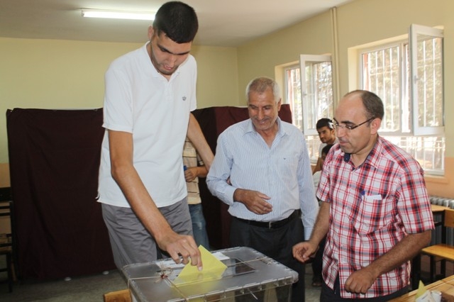 CUMHUR REİSİNİ SEÇTİ 53