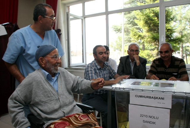 CUMHUR REİSİNİ SEÇTİ 76