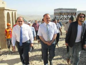 EROL 'VAHYİN İZİNDE' FİLM SETİNİ ZİYARET ETTİ