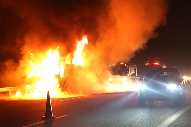Otobüs alev alev yandı, 51 yolcu ölümden döndü 1