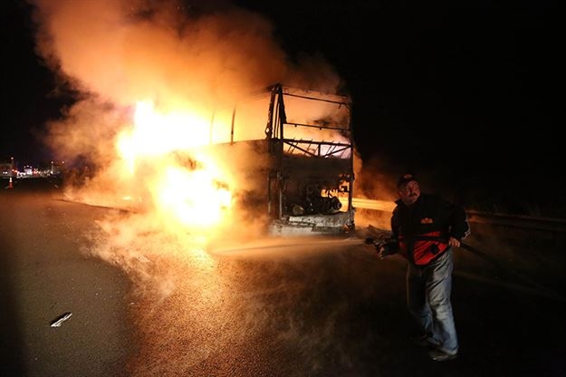 Otobüs alev alev yandı, 51 yolcu ölümden döndü 2