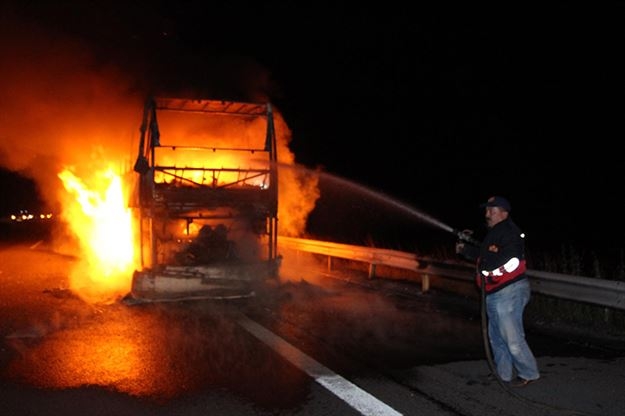 Otobüs alev alev yandı, 51 yolcu ölümden döndü 3