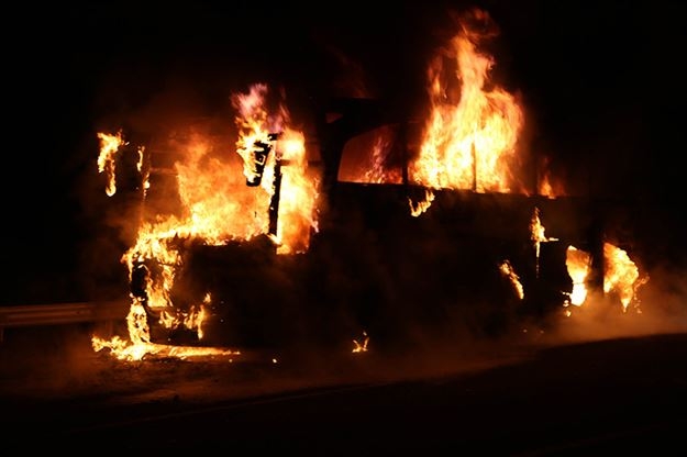 Otobüs alev alev yandı, 51 yolcu ölümden döndü 4