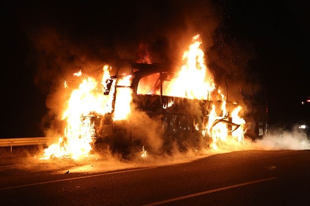 Otobüs alev alev yandı, 51 yolcu ölümden döndü 5