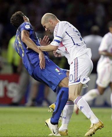 En ünlü futbolcu kavgaları 25
