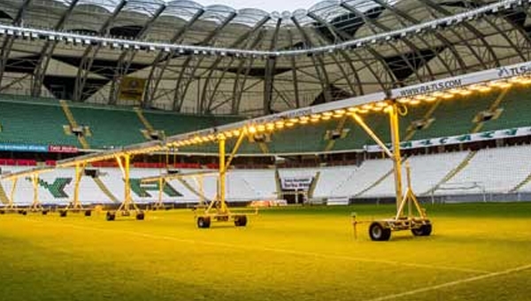 Torku Arena'da çimler solaryum ile esmerleşiyor 1