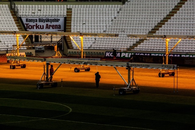 Torku Arena'da çimler solaryum ile esmerleşiyor 15