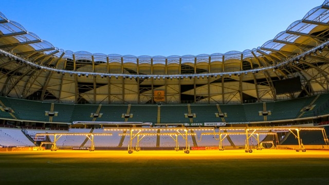 Torku Arena'da çimler solaryum ile esmerleşiyor 4