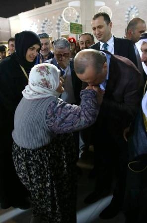 MESCİD-İ NEBEVİ'DE NAMAZ KILDI