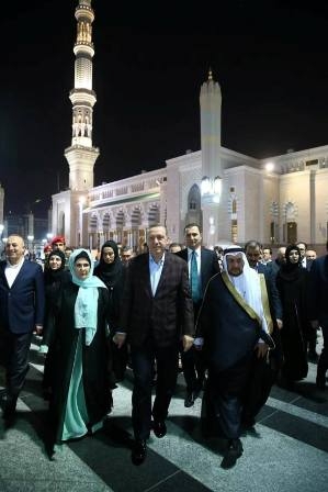 MESCİD-İ NEBEVİ'DE NAMAZ KILDI
