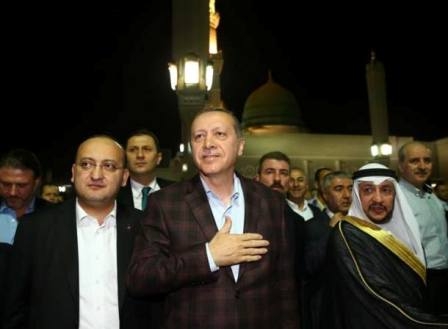 MESCİD-İ NEBEVİ'DE NAMAZ KILDI