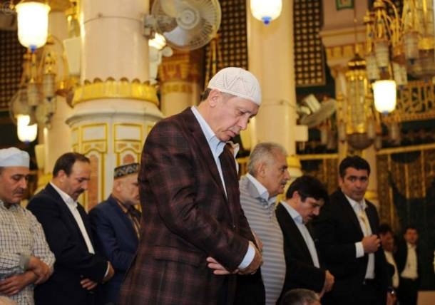 MESCİD-İ NEBEVİ'DE NAMAZ KILDI
