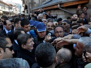 DAVUTOĞLU'NA MEMLEKETİNDE SEVGİ SELİ